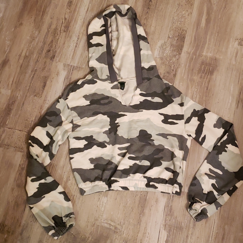Camo Cropped Hoodie